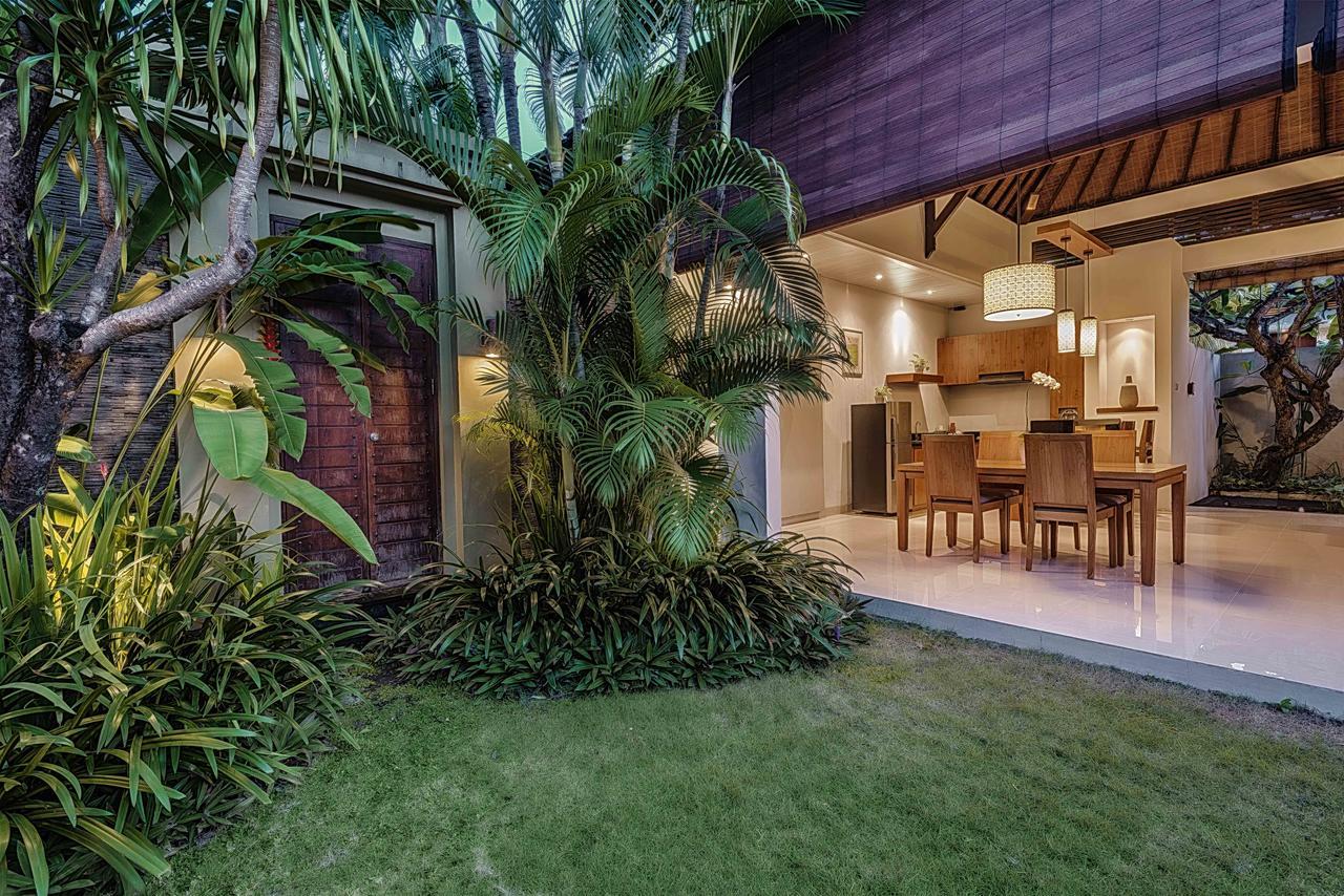 Pradha Villas Seminyak Exterior photo